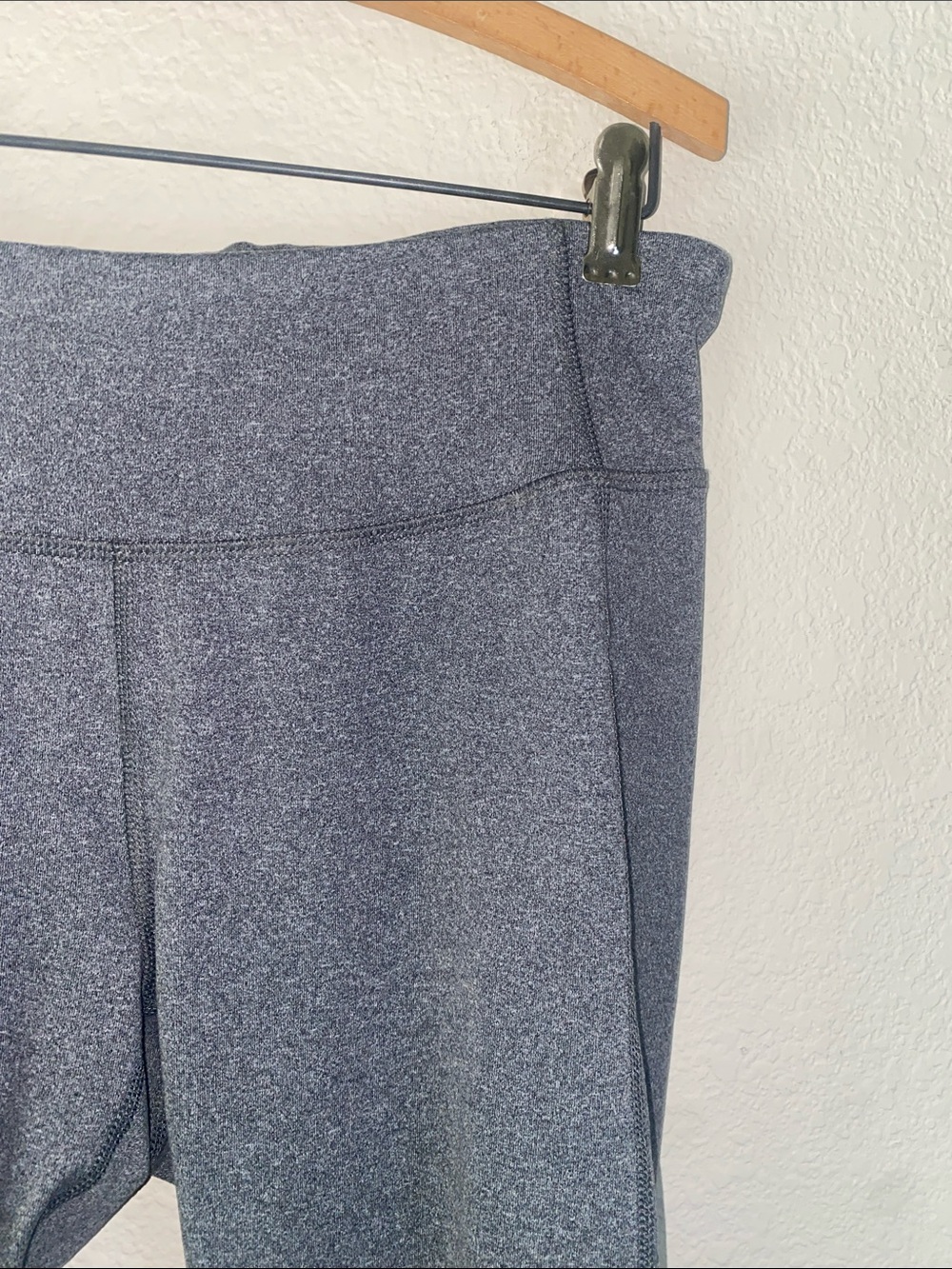 💋Women’s Grey All In Motion 7/8 leggings size Large!